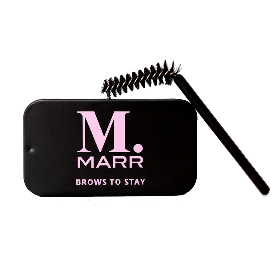 Brows To Stay: zwart rechthoekig doosje met M. MARR en BROWS TO STAY in roze, met een zwarte spoolie ernaast.