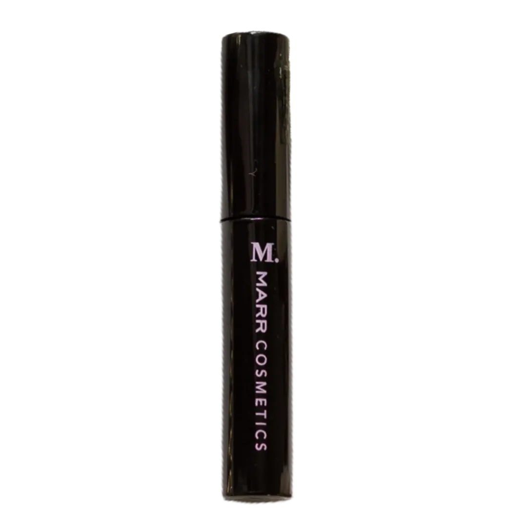 MARR Clear Brow Gel: glanzend zwart mascara-buisje met M. MARR COSMETICS verticaal in lichtroze.