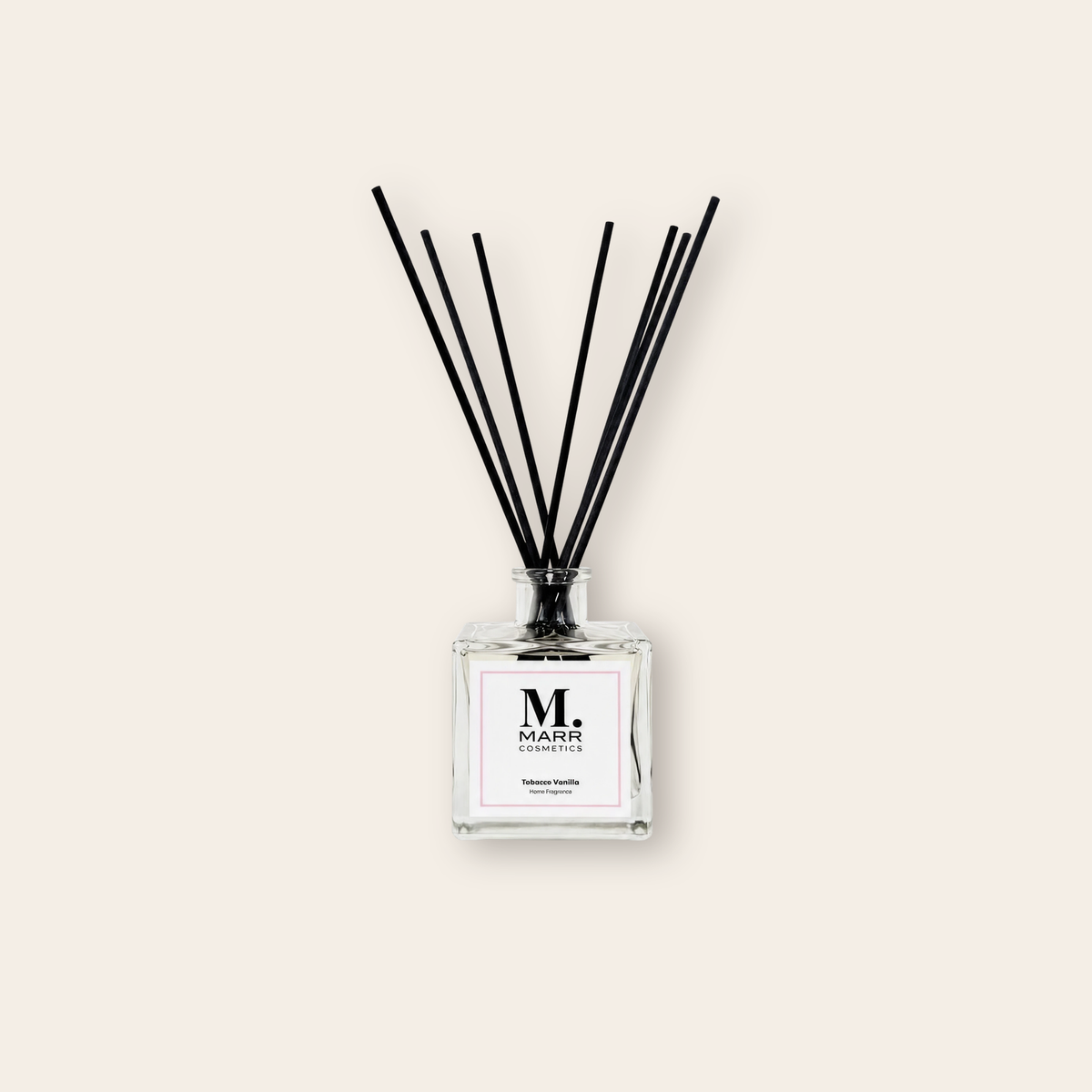 De MARR Signature geurstokjes Tobacco Vanilla in een vierkante glazen fles, op een linnenkleurig vlak.
