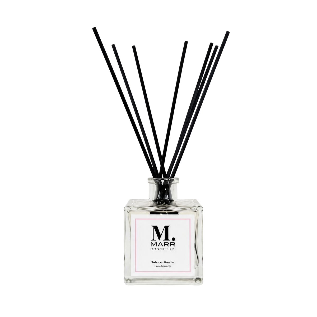 MARR Signature Geurstokjes: vierkante glazen flacon met wit etiket in een roze kaderlijn, Tobacco Vanilla Home Fragrance, met zeven zwarte rieten stokjes.