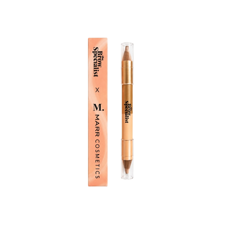 MARR Highlighter Pencil: goudkleurig dubbelzijdig potlood met transparante dopjes, naast de perzikkleurige doos met the Brow Specialist x M. MARR COSMETICS.